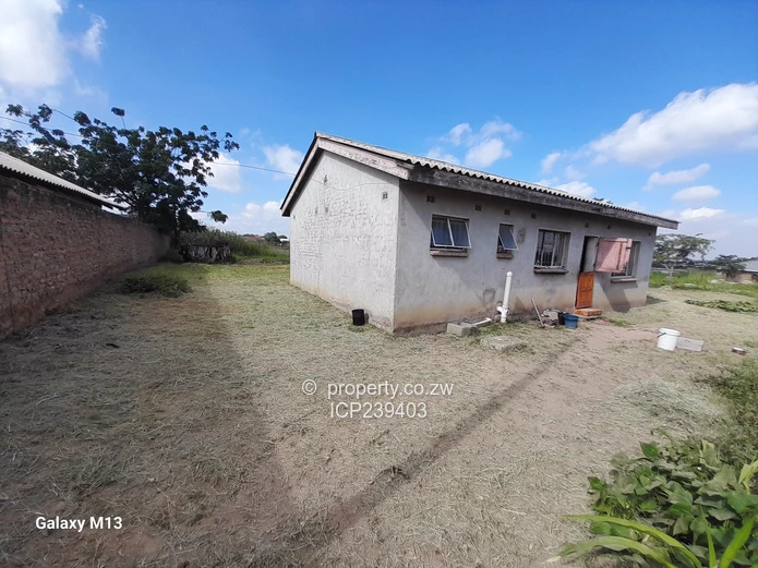 Manyame Low density stand with cottage for sale-2010m²