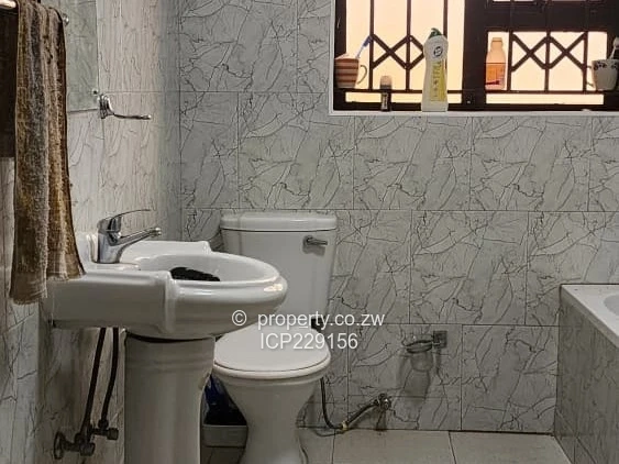 **Spacious Family Home in Galloway – 5 Bedrooms & Expansive 3480 m²  