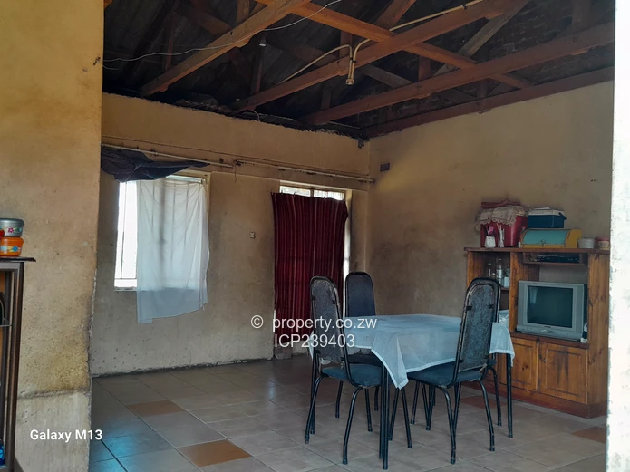 Manyame Low density stand with cottage for sale-2010m²