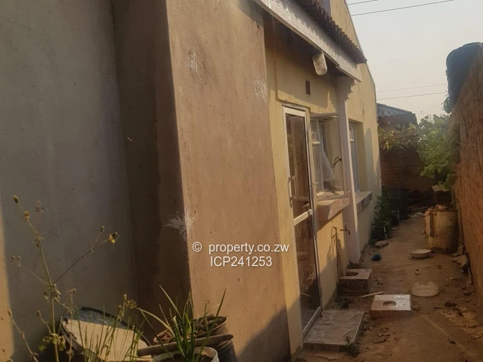 Neat morden house for sale in Manyame Park, Chitungwiza ($32000) (Sole Mandate)