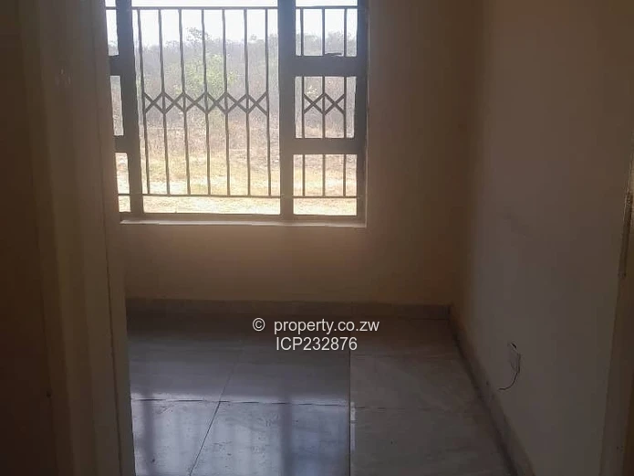 Kadoma Single-Storey 3-Bed Townhouse Complex with Borehole