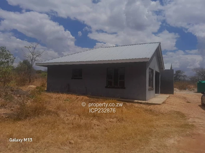 Kadoma Single-Storey 3-Bed Townhouse Complex with Borehole