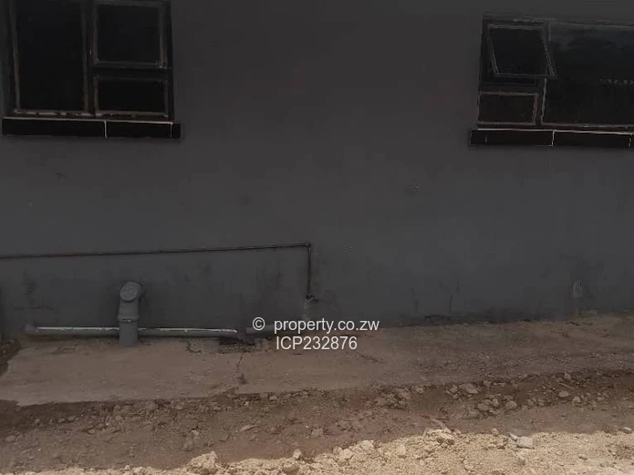Kadoma Single-Storey 3-Bed Townhouse Complex with Borehole