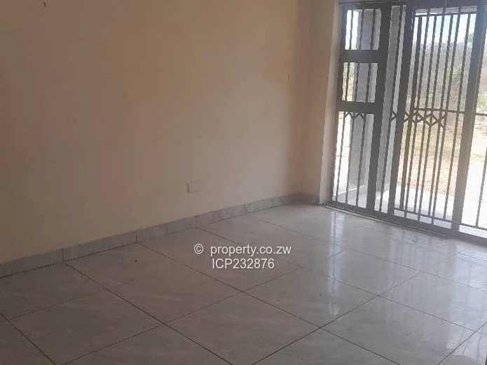 Kadoma Single-Storey 3-Bed Townhouse Complex with Borehole