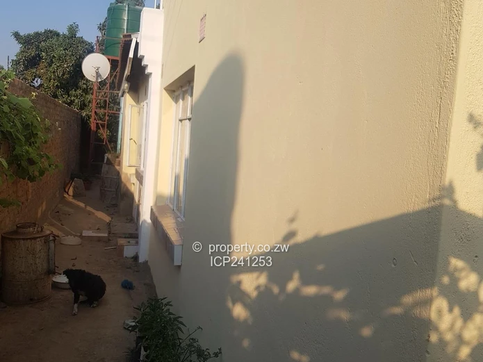 Neat morden house for sale in Manyame Park, Chitungwiza ($32000) (Sole Mandate)