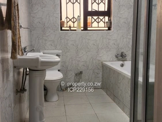 **Spacious Family Home in Galloway – 5 Bedrooms & Expansive 3480 m²  