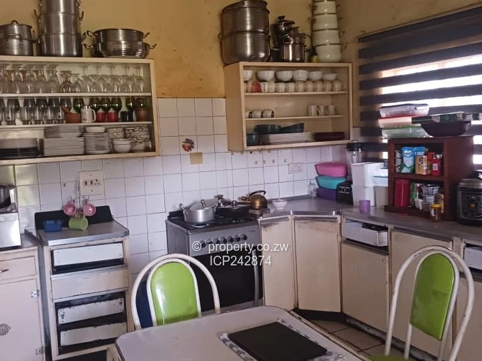 Hatfield 4 bedroom house 90K negotiable (Sole Mandate)