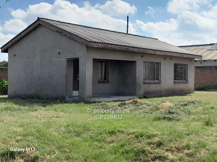 Manyame Low density stand with cottage for sale-2010m²