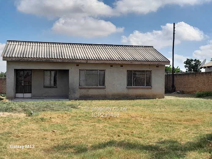 Manyame Low density stand with cottage for sale-2010m²