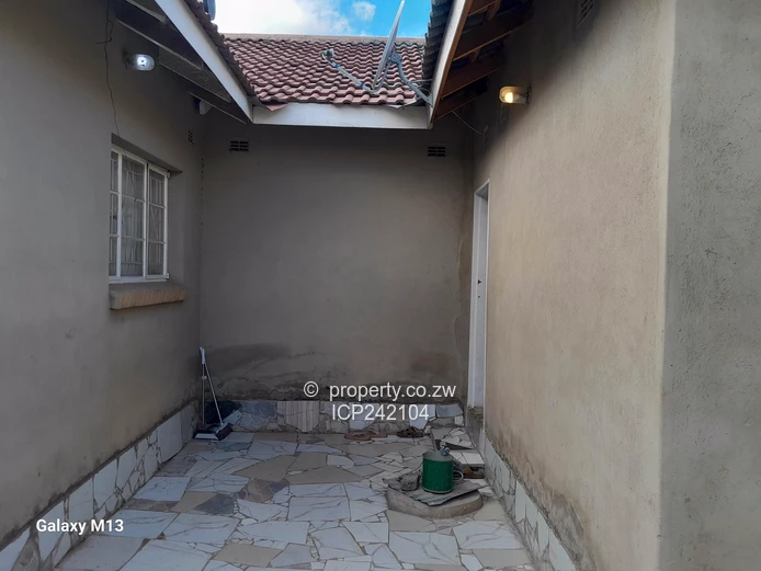 Mainway Meadows, Solid and Beautiful 4 Bedroom house for sale with a 2 bed guest wing.  (Sole Mandate)