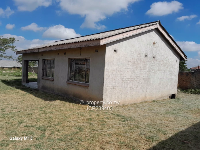 Manyame Low density stand with cottage for sale-2010m²