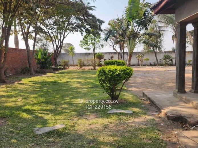 **Spacious Family Home in Galloway – 5 Bedrooms & Expansive 3480 m²  