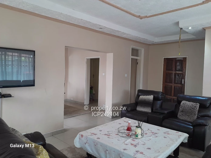 Mainway Meadows, Solid and Beautiful 4 Bedroom house for sale with a 2 bed guest wing.  (Sole Mandate)